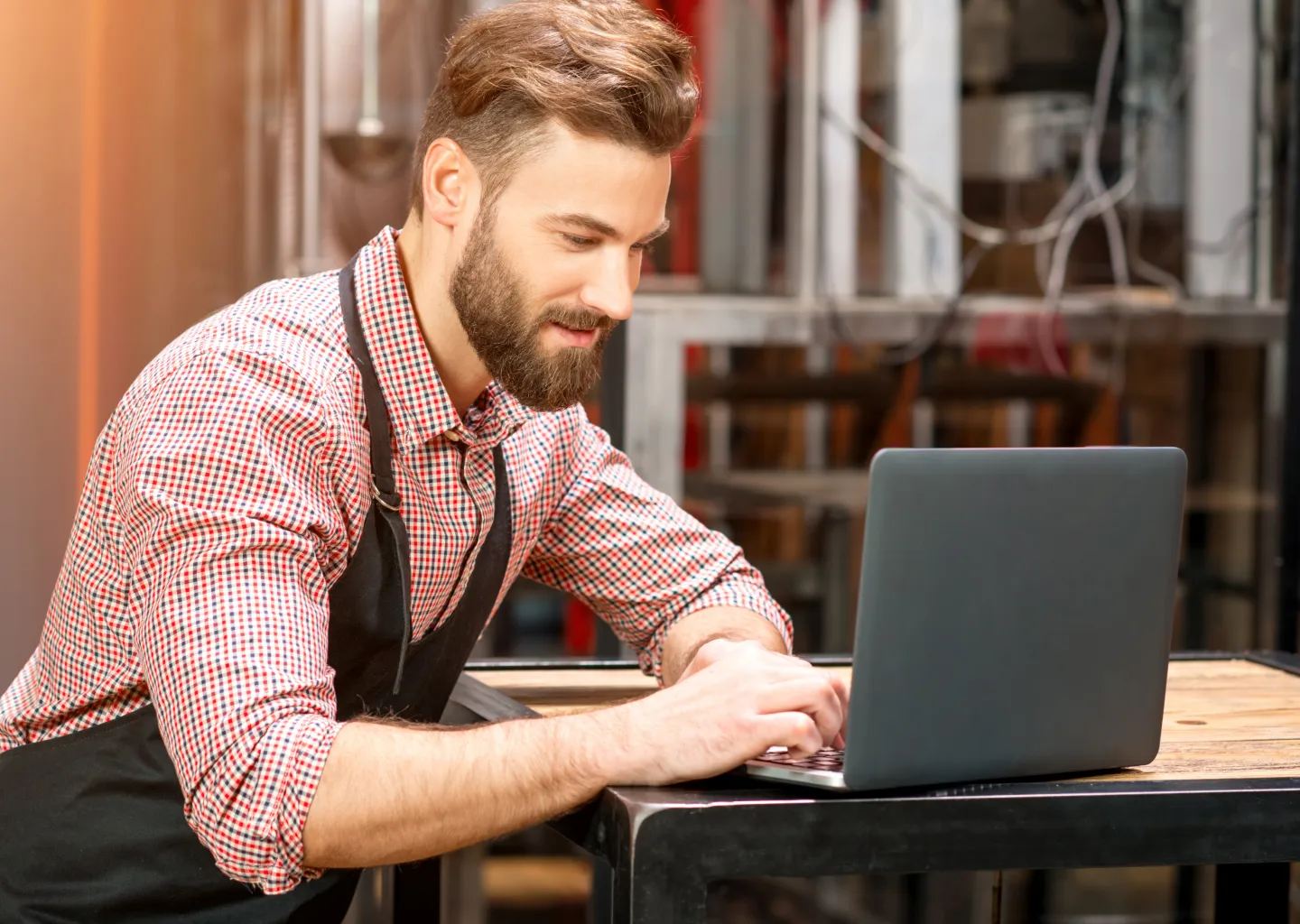 A person ordering with is laptop
